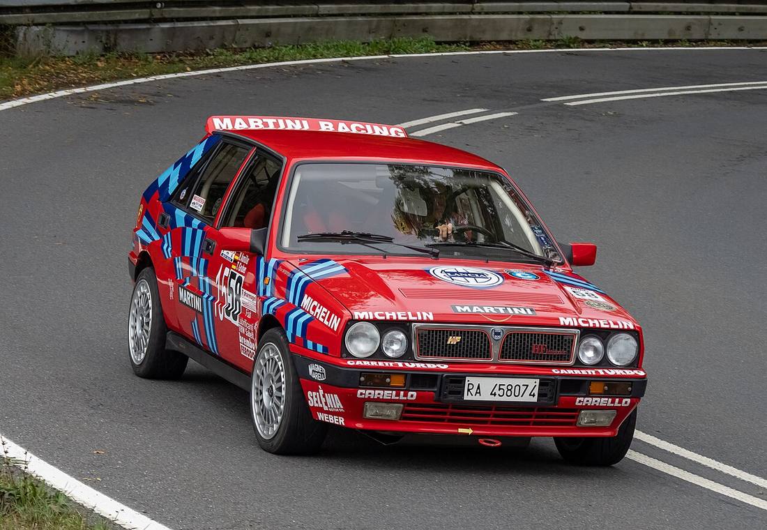 La Lancia Delta HF Integrale in livrea Martini in curva durante una cronoscalata