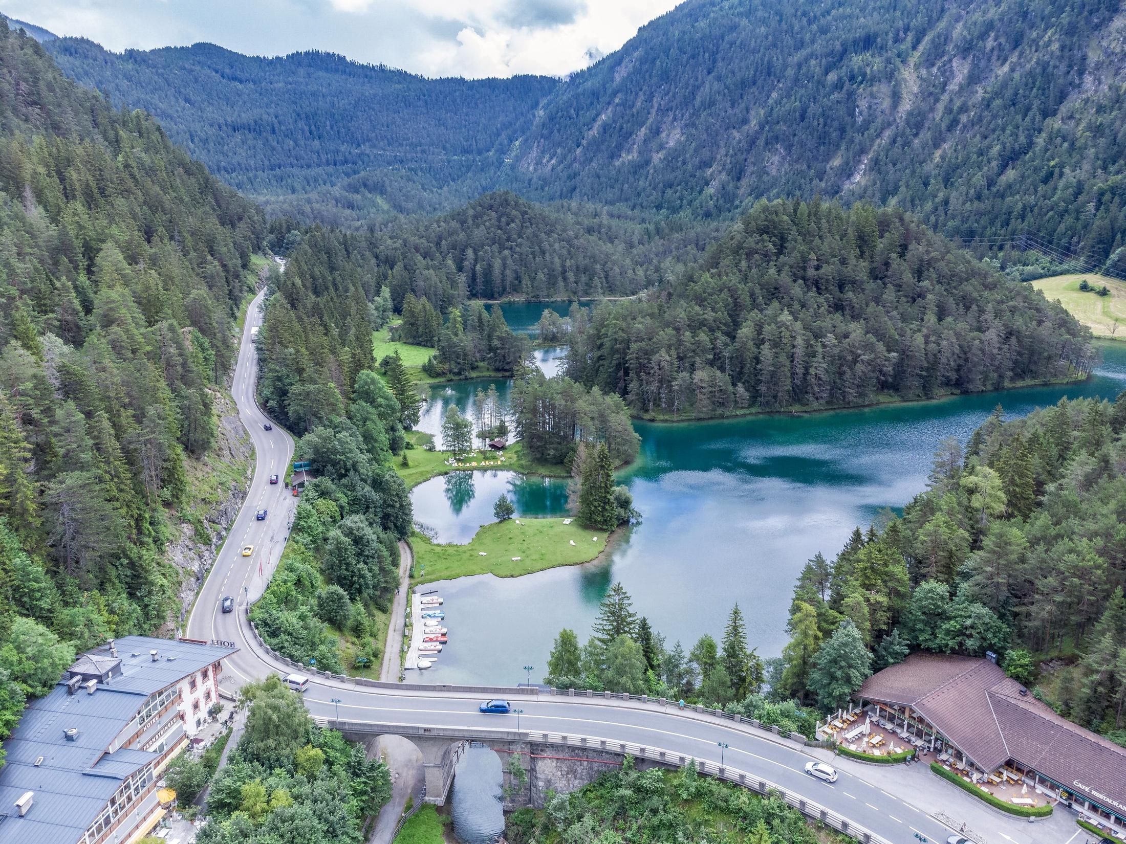 La strada del Fernpass che corre accanto ai laghi turchesi di Fernstein tra i boschi del Tirolo