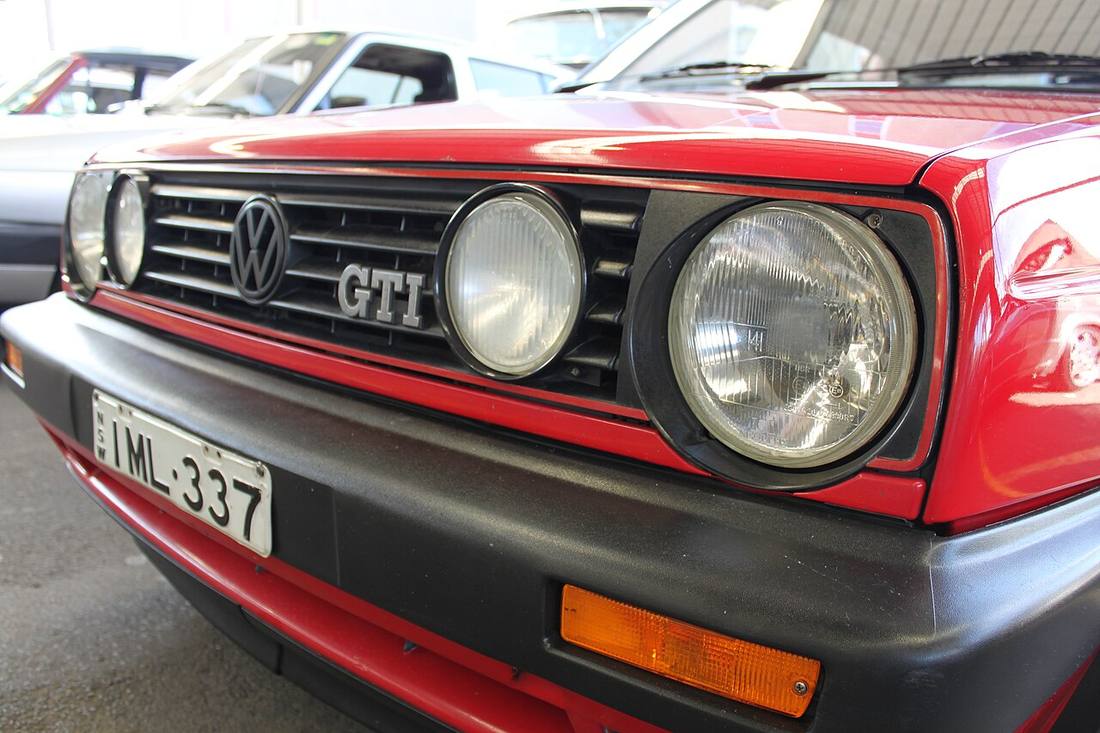 Il frontale di una Volkswagen Golf GTI seconda serie con i doppi fari tondi