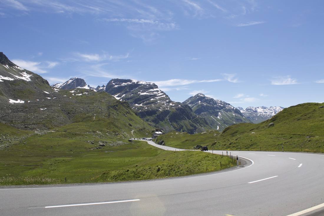 Curva della strada del Julier con le montagne sullo sfondo