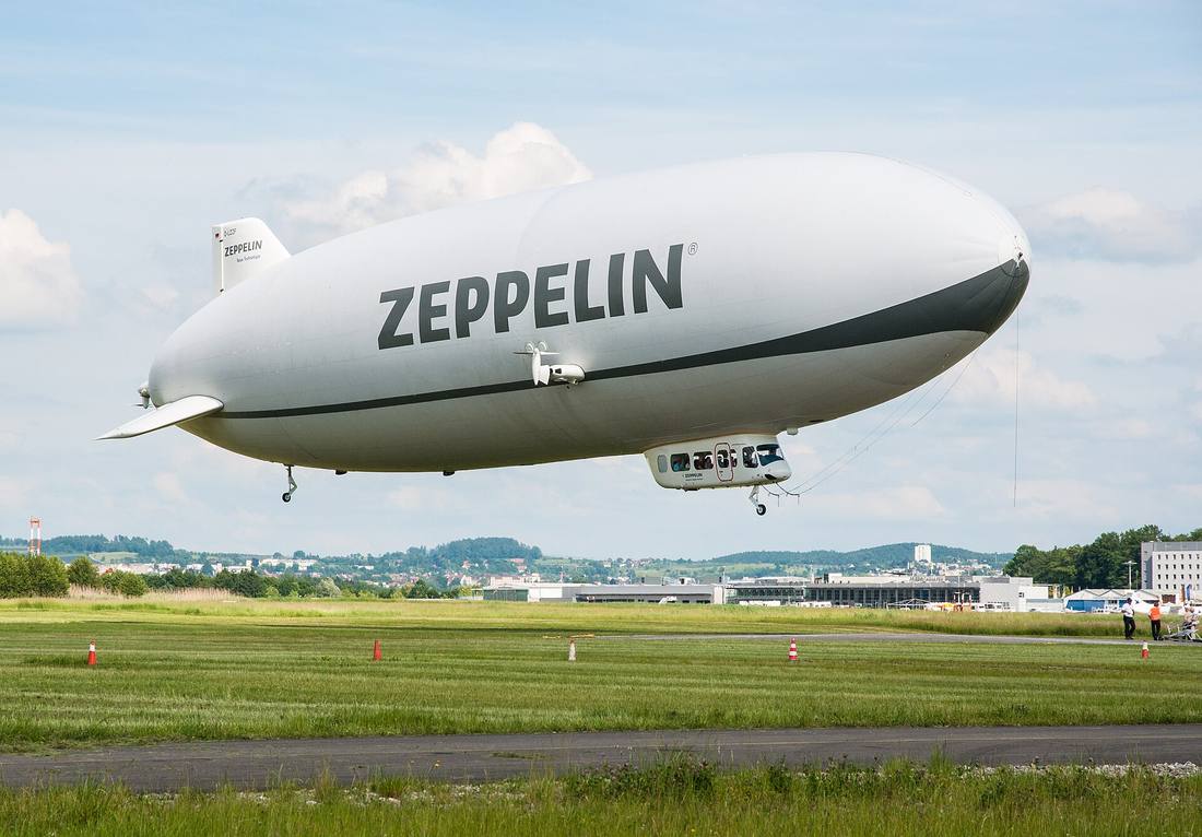 Uno Zeppelin NT in volo basso sopra l'aeroporto di Friedrichshafen